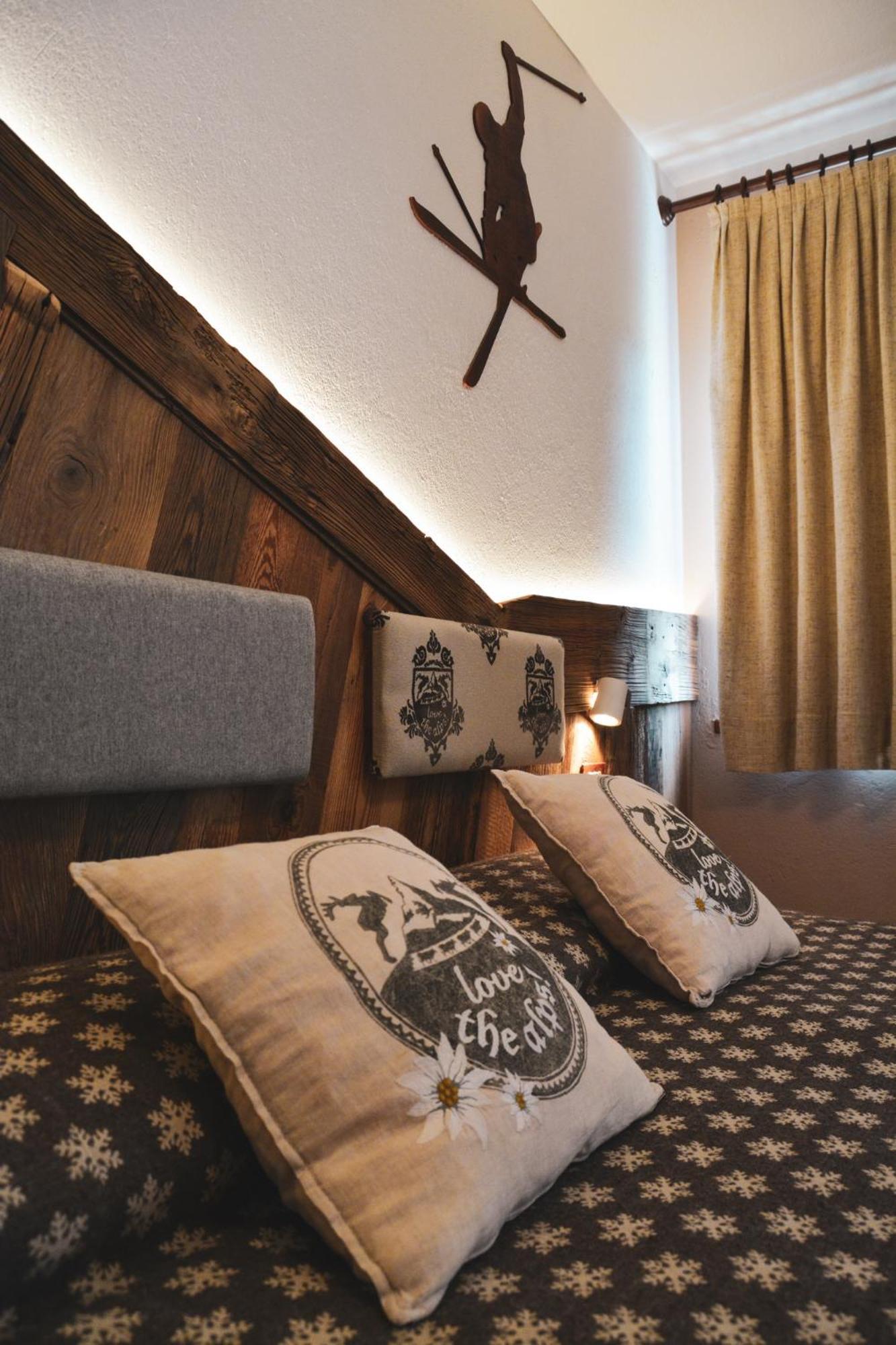 Hotel Chaberton Cesana Torinese Bagian luar foto