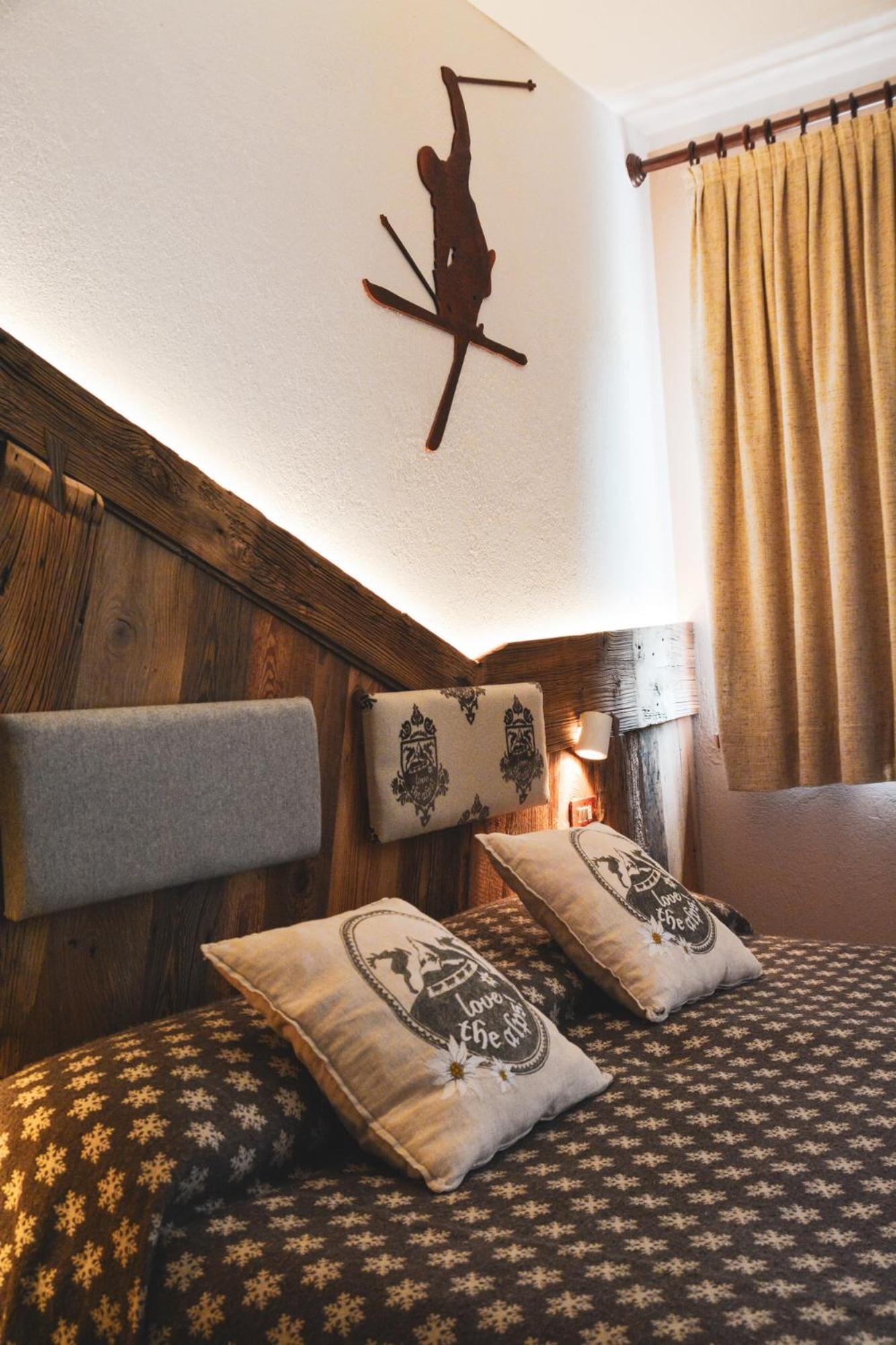 Hotel Chaberton Cesana Torinese Bagian luar foto